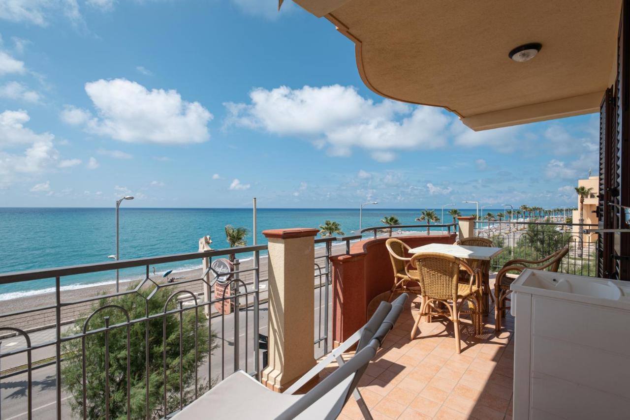 Residence L'Arcipelago Appartamenti Fronte Mare Con Ampio Balcone Capo d'Orlando Exterior photo